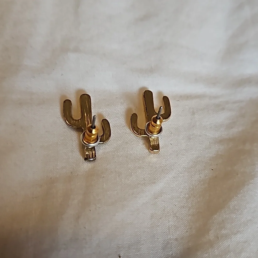 🪅 Gold Cactus Stud Earrings